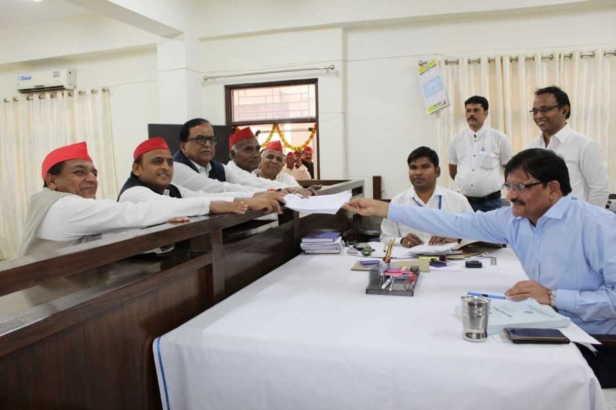 पहली बार विधानसभा चुनाव लड़ रहे अखिलेश, दाखिल किया मैनपुरी के करहल से नामांकन